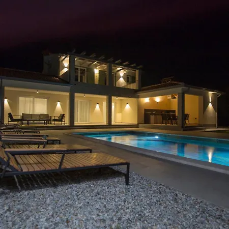 Villa Fortuna - Private Pool And Garden Retreat *